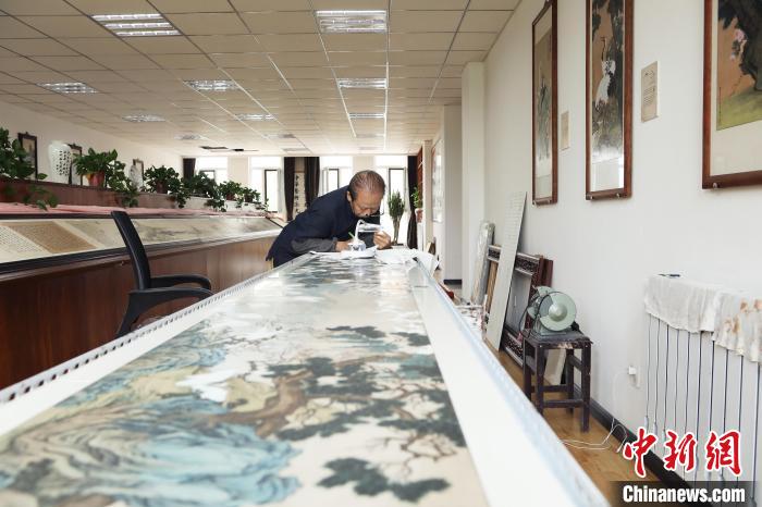 辽宁省非物质文化遗产刻瓷项目代表性传承人钟立维。　钟立维供图