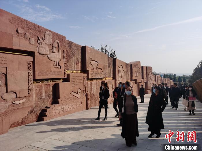 民众走进三门峡仰韶村国家考古遗址公园。　刘鹏 摄