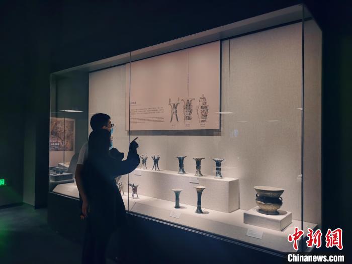 民众在河南博物院参观文物。　刘鹏 摄